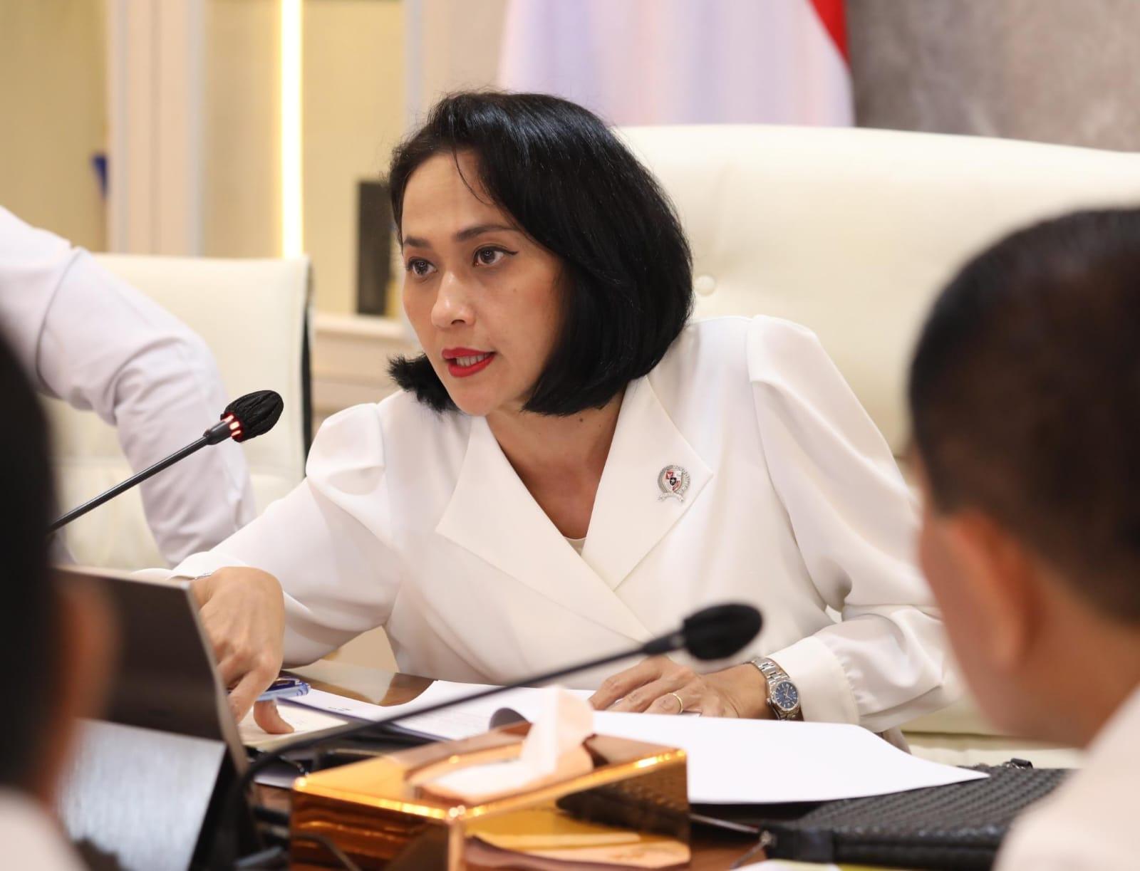 Dua Pekerja Migran Indonesia Ikut Dievakuasi dari Iran, Wamen Christina Apresiasi Langkah Kemlu